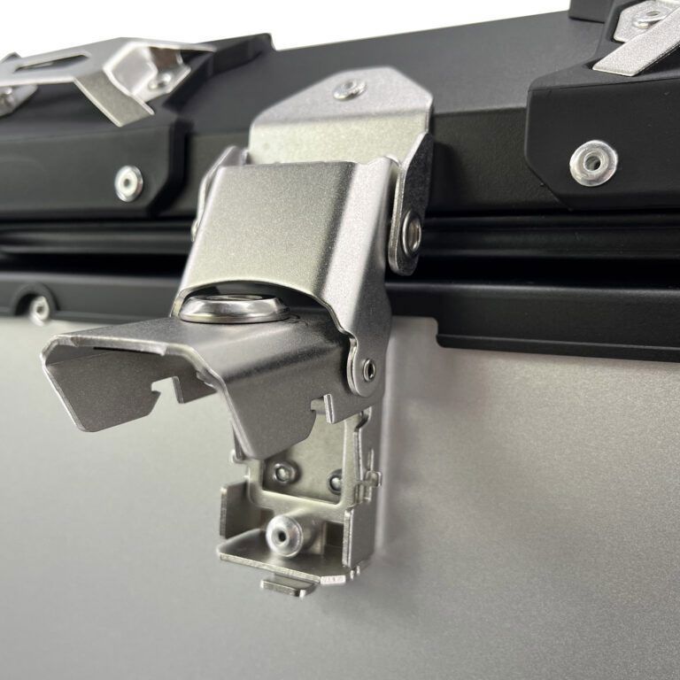 Topkoffer ALPI-TECH 26L zilver met universele bevestigingsplaat