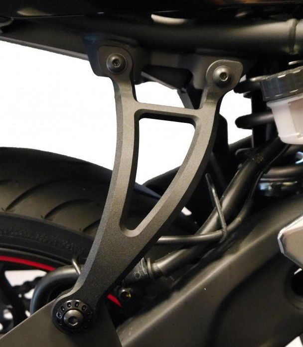 Uitlaatsteun zwart met afwerkplaatje Evotech Performance Yamaha MT-03 '16-21